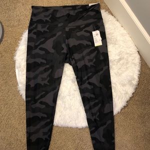 NWT Old Navy Camo High Rise Leggings w Pockets